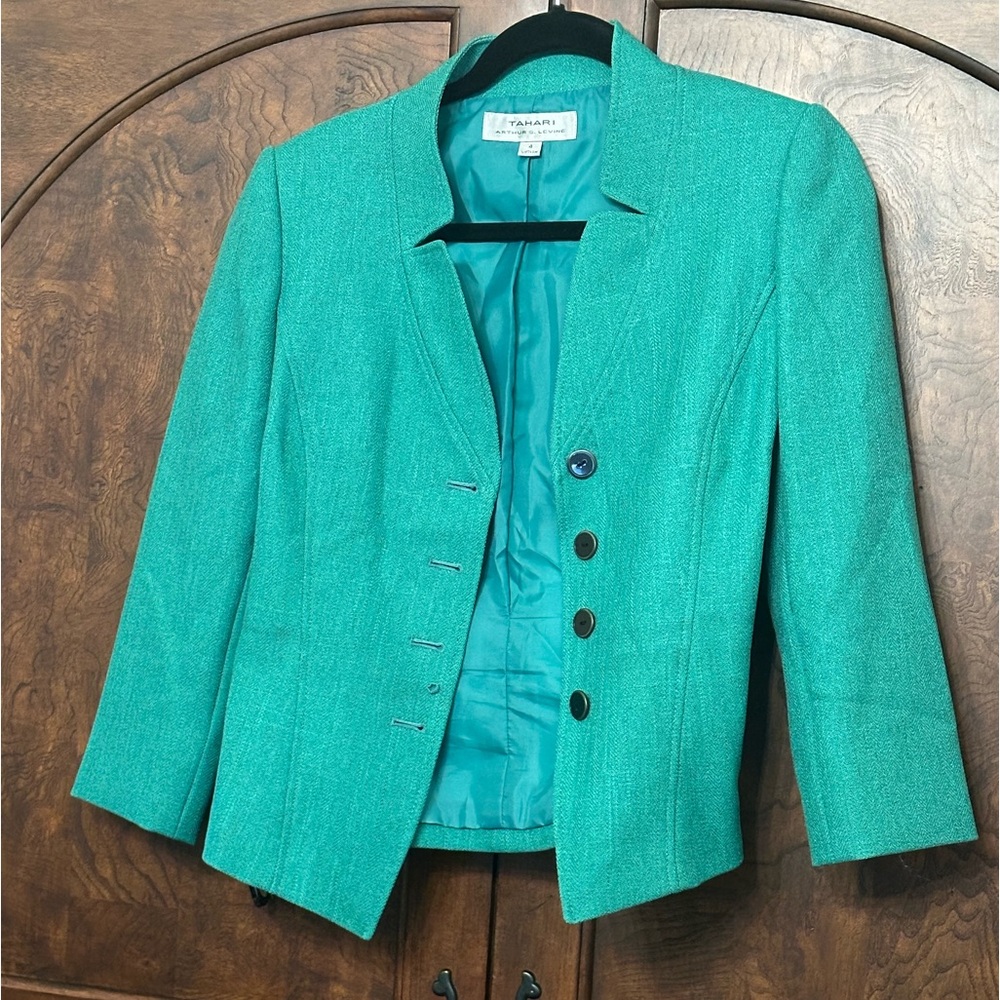 TAHARI size 4 blazer